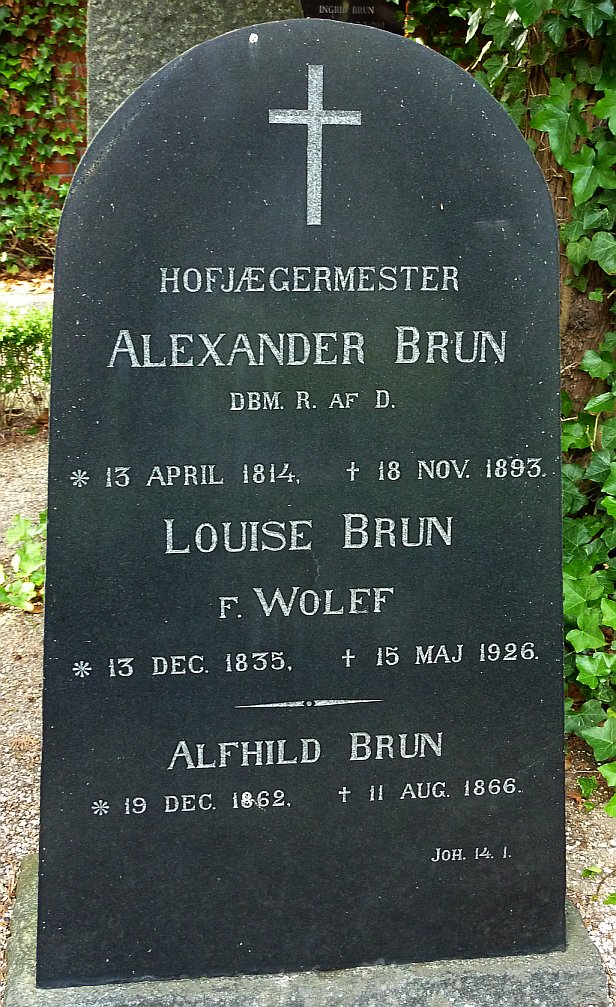 Gravsten over R3133 Alfhild Brun og forældrene R3130 Alexander Brun og R668 Louise Wolff på Humlebæk kirkegård. Gravsten over R3133 Alfhild Brun og forældrene R3130 Alexander Brun og R668 Louise Wolff på Humlebæk kirkegård.