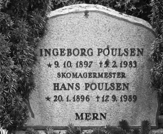 R1156 Gravsten på Mern kirkegård.
