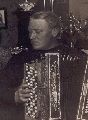 R3462 Christian Holger Olsen med harmonika.
