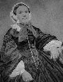 R4207 Charlotte Amalie Weyle, siddende