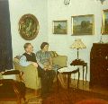 R7 Christian Wolff-Jensen og hustru R8 Elly i stuen på Gavnøvej 27, Rander R7 Christian Wolff-Jensen og hustru R8 Elly i stuen på Gavnøvej 27, Rander